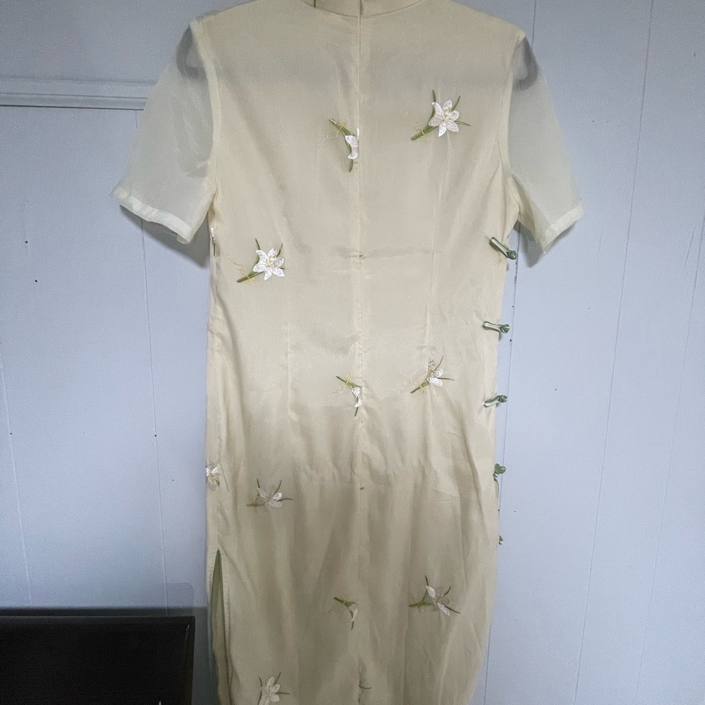 Elegant Cream Floral Cheongsam - Picture 2 of 5